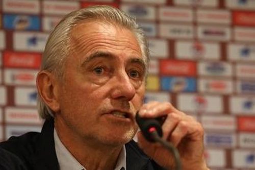 Thua trận, HLV Van Marwijk của UAE đổ lỗi cho trọng tài