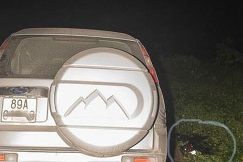 Đi theo biển chỉ dẫn, xe Ford Everest lao thẳng xuống ao