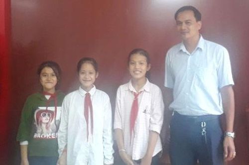 Hải Dương: Trên đường đi học, ba nữ sinh lớp 7 nhặt được gần 12 triệu đồng