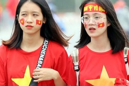 CĐV 'nhuộm đỏ' quảng trường SVĐ Mỹ Đình trước trận Việt Nam - UAE