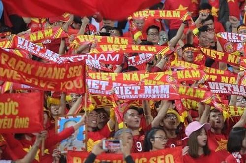 CĐV hô vang 'Việt Nam chiến thắng' trên khán đài sân Mỹ Đình