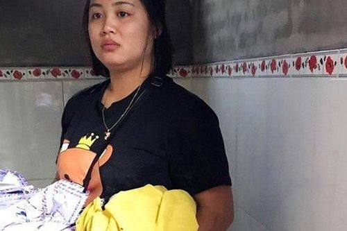 Bắt quả tang thiếu nữ xinh đẹp trộm thùng tiền phúng viếng đám ma