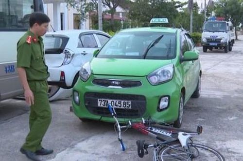 Tài xế taxi kéo người gặp nạn 2 km khi bỏ trốn