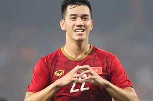 Bố cầu thủ Tiến Linh mải trông xe không biết con trai ghi siêu phẩm vào lưới UAE