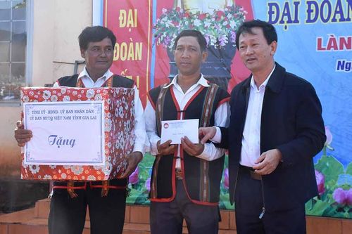 Bí thư Tỉnh ủy Gia Lai dự Ngày hội Đại đoàn kết làng Kol