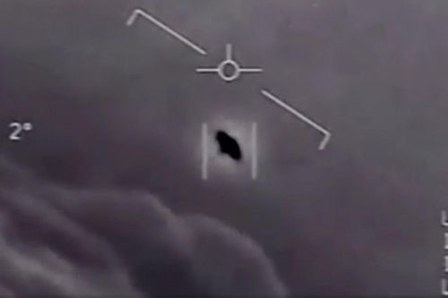 Hai người lạ ép Hải quân Mỹ giấu việc chạm mặt UFO?