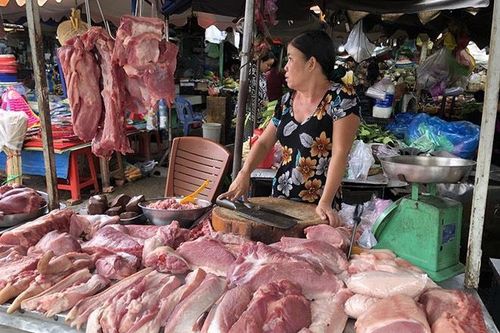 Thịt lợn gần 80.000 đồng/kg, tiểu thương khan hàng vì thương lái TQ