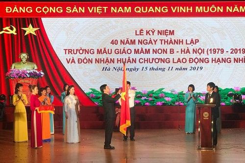 Trường Mẫu giáo Mầm non B - Hà Nội đón Huân chương Lao động hạng Nhì