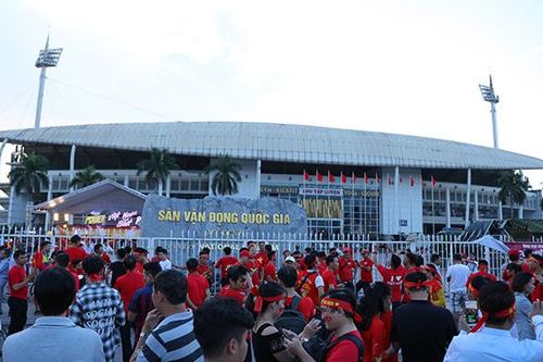 Bức xúc với hành vi 'chặt chém' ở SVĐ Mỹ Đình: Chai nước giá 30.000, gửi xe 400.000
