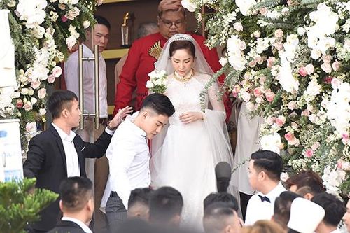 Lễ cưới của Bảo Thy và chồng doanh nhân được bảo vệ nghiêm ngặt ở nhà thờ