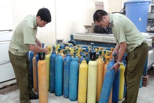 Bắt giữ hơn 60 bình khí cười trái phép