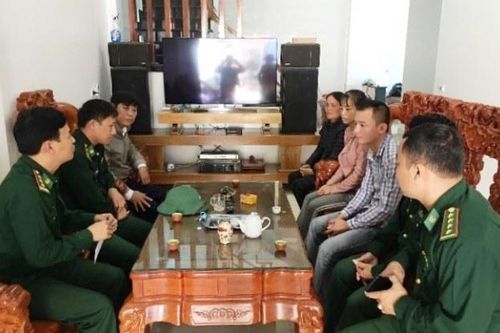 Tàu cá Nghệ An cứu bảy ngư dân Thanh Hóa gặp nạn trên biển
