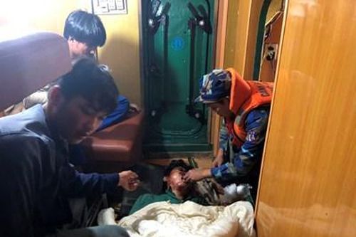 Vùng Cảnh sát biển 1 cứu hộ thuyền viên gặp nạn trên biển