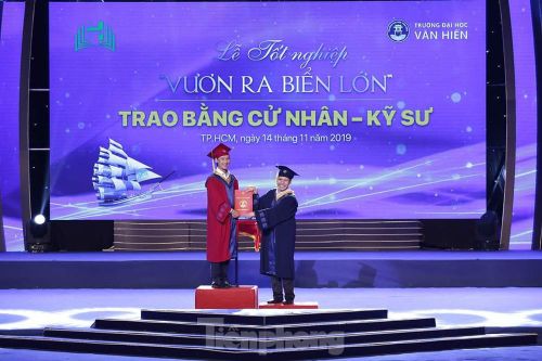 Thán phục nam sinh mắc bệnh lý thần kinh nhận bằng tốt nghiệp đại học