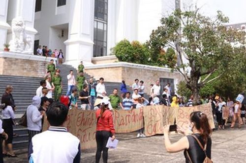 Hàng trăm khách hàng mua đất 'đại náo' sân tòa vì chủ đầu tư vắng mặt