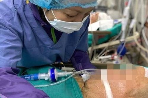 Phút tiễn biệt của người vợ trẻ trước lúc hiến tạng chồng