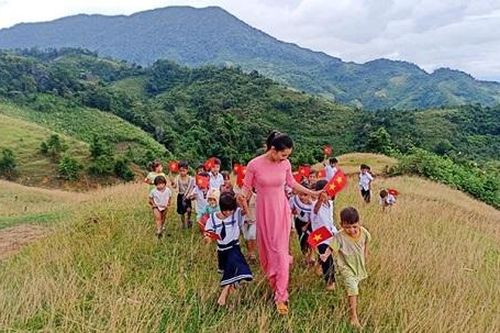Đã tìm ra ca khúc giành giải cuộc thi sáng tác ca khúc chia sẻ cùng thầy cô