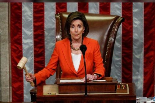 Chủ tịch Hạ viện Nancy Pelosi nói rằng Tổng thống Trump 'thừa nhận' đã hối lộ