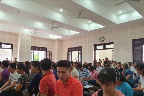 Nguyên đơn khởi kiện vắng mặt, người dân gây 'náo loạn'
