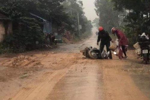 Dân bức xúc vì đường biến thành ao bùn