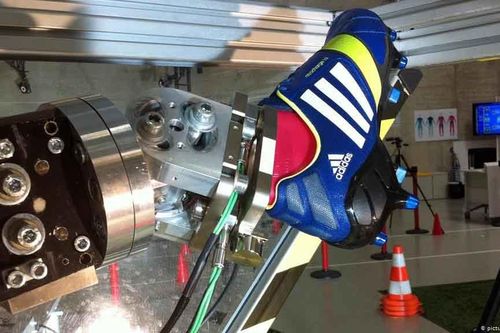 Adidas đóng cửa nhà máy robot