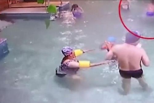 Thảm kịch bé trai 9 tuổi chết đuối giữa bể bơi đông người
