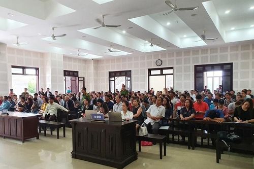 Phút 89 chủ đầu tư vắng mặt, bị hại căng băng rôn cầu cứu trước tòa