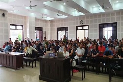Hàng trăm người bức xúc căng băng rôn phản đối tại tòa khi Công ty Bách Đạt An vắng mặt