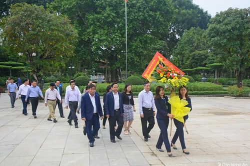 Đoàn công tác Trung ương Hội Nông dân Việt Nam dâng hoa tại Khu Di tích Kim Liên