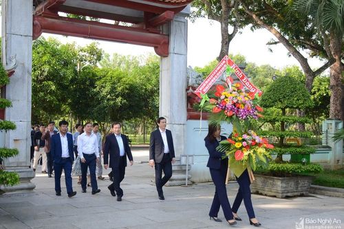 Tổng cục Du lịch dâng hoa tại Khu Di tích Kim Liên và khảo sát du lịch Nam Đàn