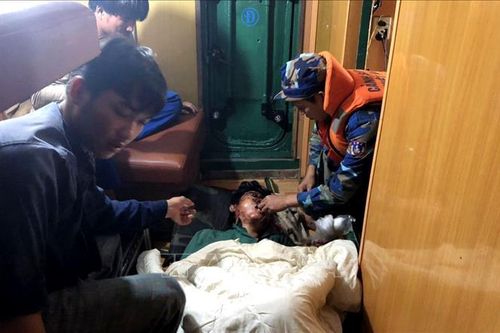 Đưa ngư dân bị thương nặng vào cảng Hòn La