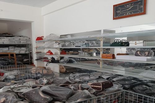 Thu giữ hơn 1.400 chiếc túi xách, ví có dấu hiệu giả mạo các nhãn hiệu