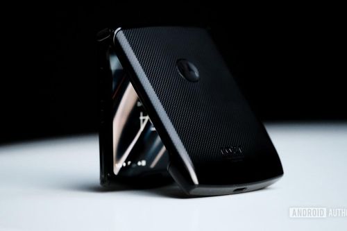 Trên tay chiếc điện thoại 'gập' độc đáo - Motorola Razr