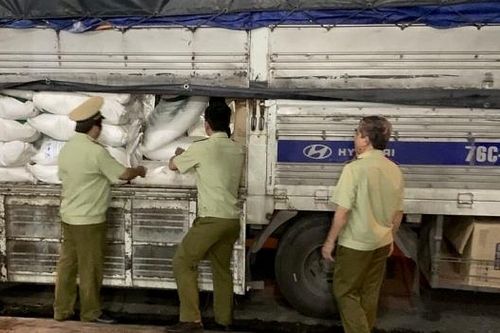 Quảng Ngãi: Tạm giữ 3 tấn đường cát nghi nhập lậu