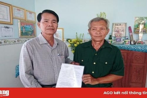 Bàn giao nhà Tình thương cho gia đình có công với nước