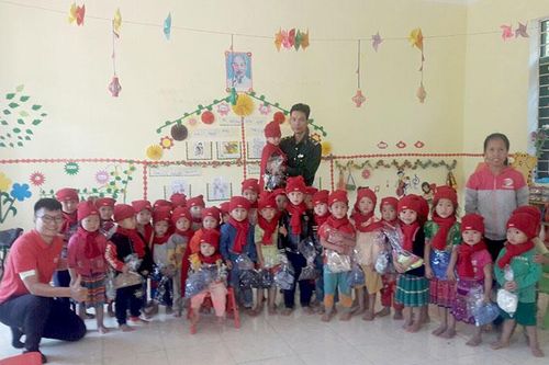 Trao tặng 3.000 suất quà cho học sinh khu vực biên giới