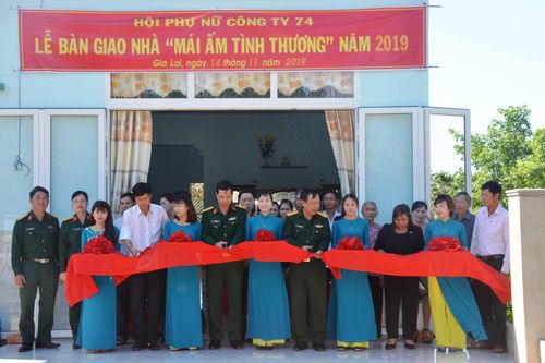 Trao 2 ngôi nhà cho 2 gia đình khó khăn