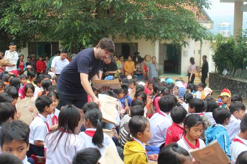 Tặng 200 phần quà cho học sinh nghèo xã Khánh Hiệp