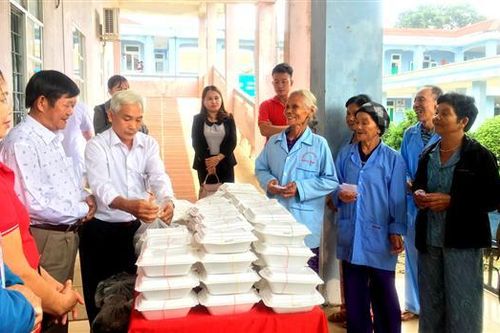 Trao 140 suất cơm miễn phí cho bệnh nhân tại Trung tâm Y tế huyện Gio Linh