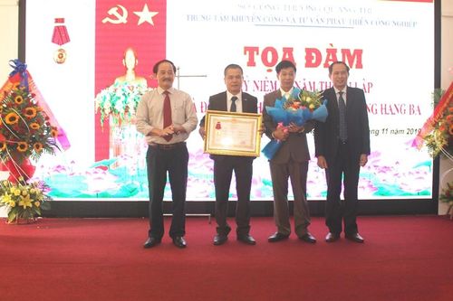 Trung tâm Khuyến công và Tư vấn phát triển công nghiệp tỉnh Quảng Trị: Đón nhận Huân chương Lao động hạng Ba