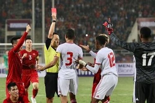 Thẻ đỏ của UAE có là 'oan' không?