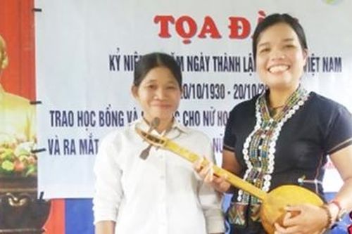 Người phụ nữ Vân Kiều chung tay làm thay đổi diện mạo bản làng