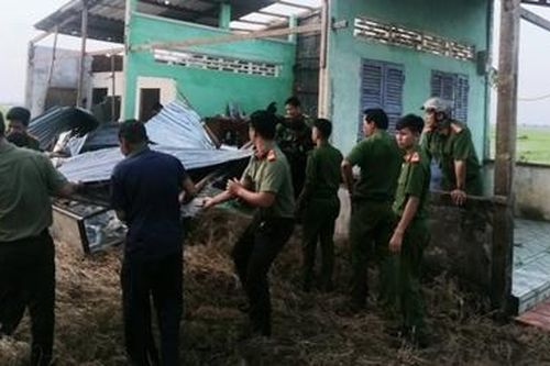 Công an Trần Đề giúp dân khắc phục thiệt hại do thiên tai gây ra
