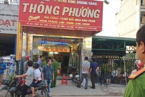 Hai 'ninja' nổ súng, dùng búa cướp tiệm vàng