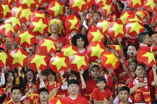 CĐV nhộm đỏ SVĐ quốc gia Mỹ Đình