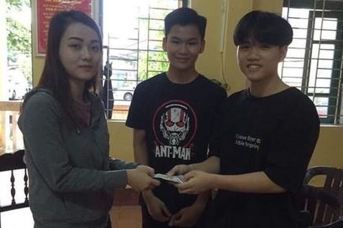 Khen 4 học sinh nhặt được tài sản tìm người đánh rơi trả lại