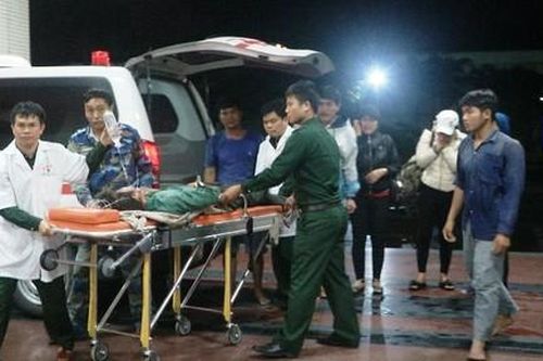Cảnh sát biển đưa ngư dân nguy kịch ngoài khơi vào bờ cấp cứu