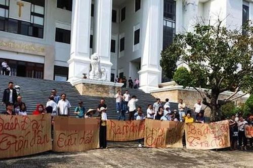 Đại diện Công ty Bách Đạt không đến tòa, khách hàng 'biểu tình'