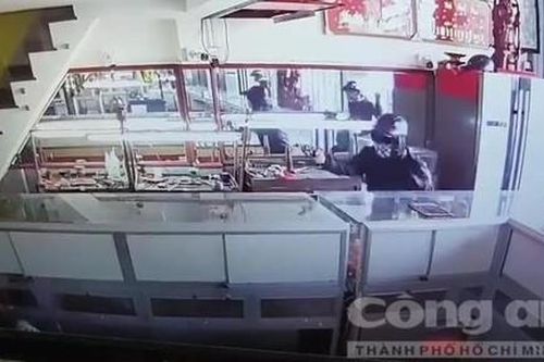 Hai đối tượng nghi nổ súng cướp tiệm vàng ở Sài Gòn