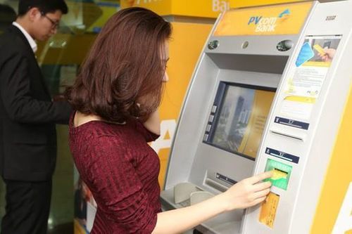 Miễn phí chuyển khoản, rút tiền ATM, ngân hàng tính toán gì?